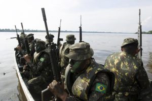 epa05731622 Brazilian soldiers ride a boat during a security exercise in the frame of the fight against drug and arms trafficking, in River Apores, close to Bittencourt Village, Amazon, Brazil, in the border with Colombia, 18 January 2017 (Issued 19 January 2017). EPA/JOEDSON ALVES