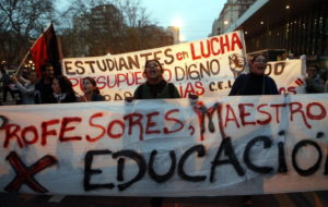 MARCHA MASIVA DE PROFESORES EN HUELGA BLOQUEA EL CENTRO DE MONTEVIDEO