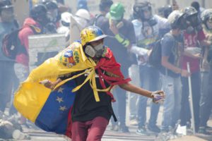 (170722) -- CARACAS, julio 22, 2017 (Xinhua) -- Un manifestante participa durante un enfrentamiento con miembros de las fuerzas de seguridad, en una protesta de opositores al Gobierno venezolano en Caracas, Venezuela, el 22 de julio de 2017. De acuerdo con información de la prensa local, manifestantes intentaron marchar el sábado hacia el Tribunal Supremo de Justicia (TSJ) en apoyo a los magistrados designados el viernes por la Asamblea Nacional (AN), durante una protesta convocada por la Mesa de la Unidad Democrática (MUD). (Xinhua/Str) (bv) (ma) (fnc)