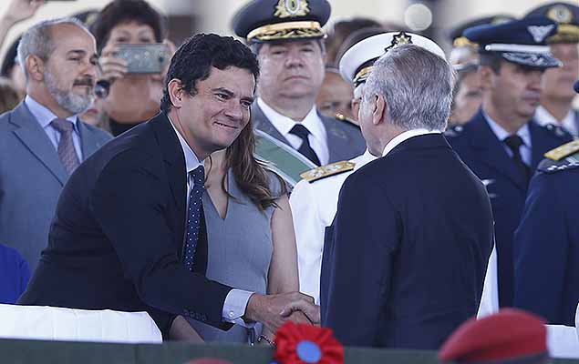 Michel Temer e Sérgio Moro se cumprimentam em solenidade