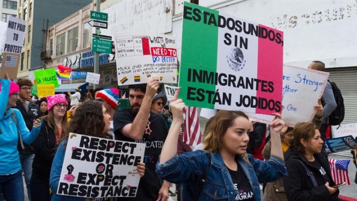Los latinos le van dando la espalda a Trump